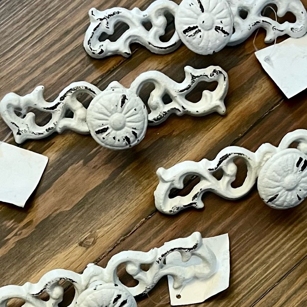 NWT Set of 4 Classic Cast Iron Pulls Distressed White Metal Knob With Base